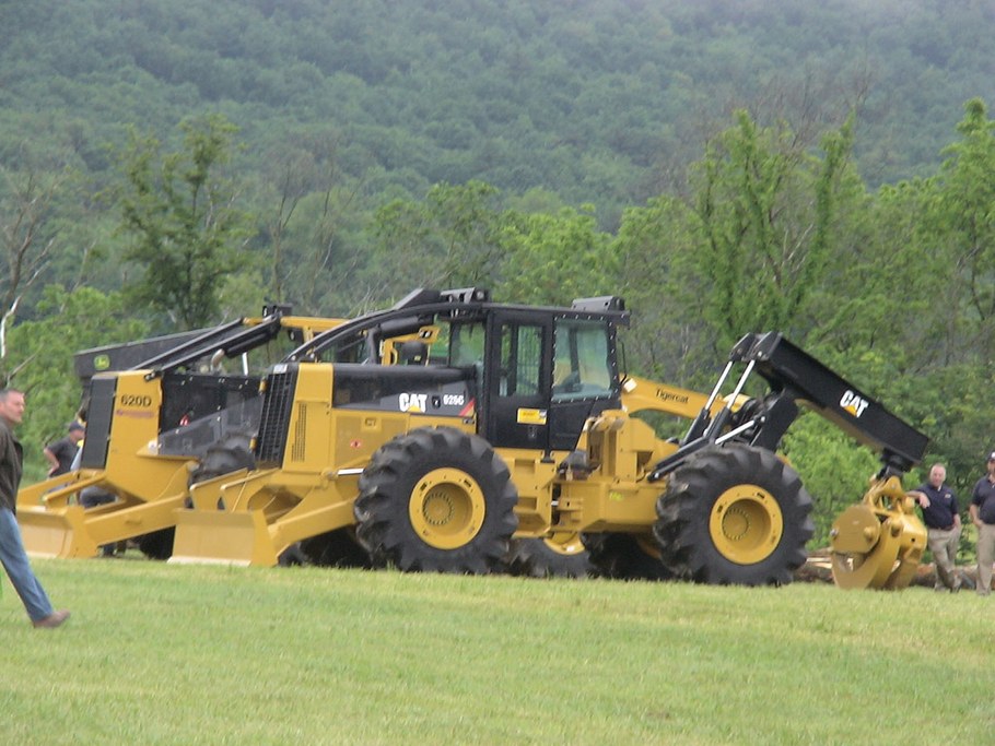 Log moving demonstration.